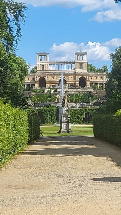 Blick aus dem Park Sancouci auf die Orangerie in Potsdam