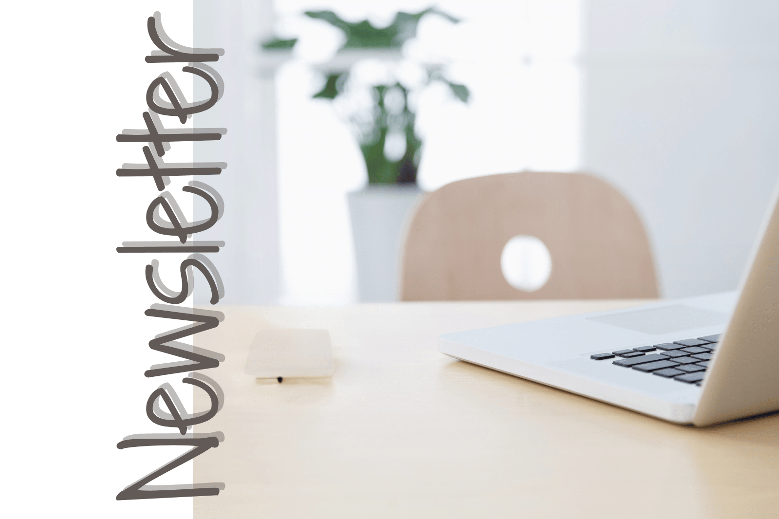 Newsletter Schreibtisch als verschwommene Aufnahme mit Aufschrift Newsletter